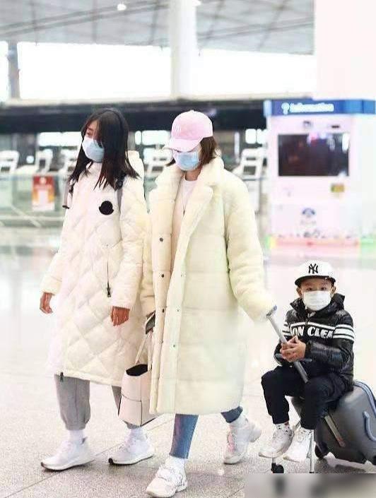 佟大为一家五口出行，14岁女儿身高超1米7，小儿子则最受宠