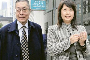 81岁刘诗昆携嫩妻及四个月大女儿回国，坐劳斯莱斯返家极其奢华