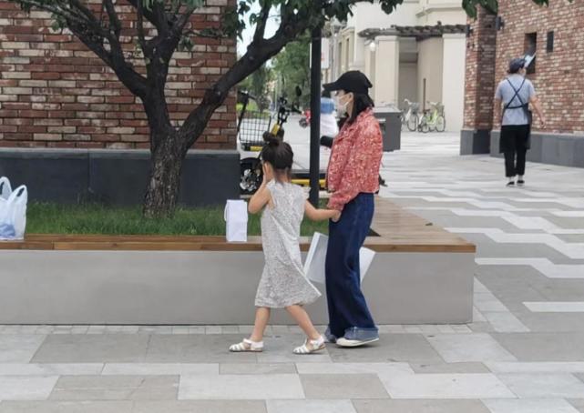 杜江一家游玩被偶遇，霍思燕手牵神秘小女孩，嗯哼抱玩具不撒手