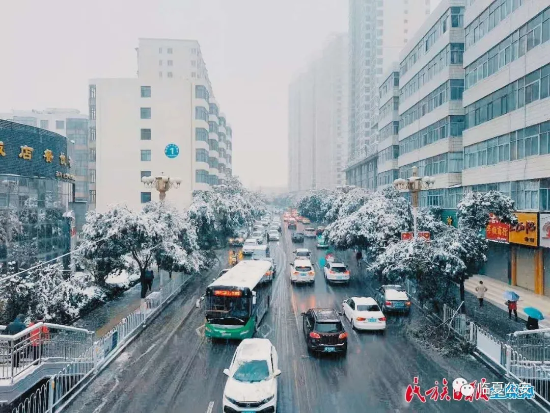 当“雪花白”邂逅“警服蓝”