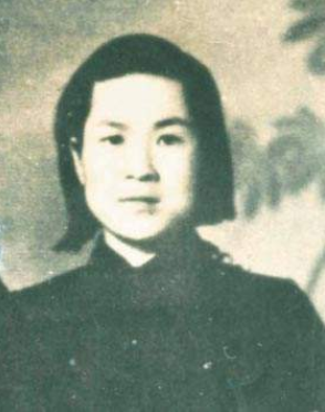 领导突围时跳崖牺牲，女战士连夜搜寻遗体，最