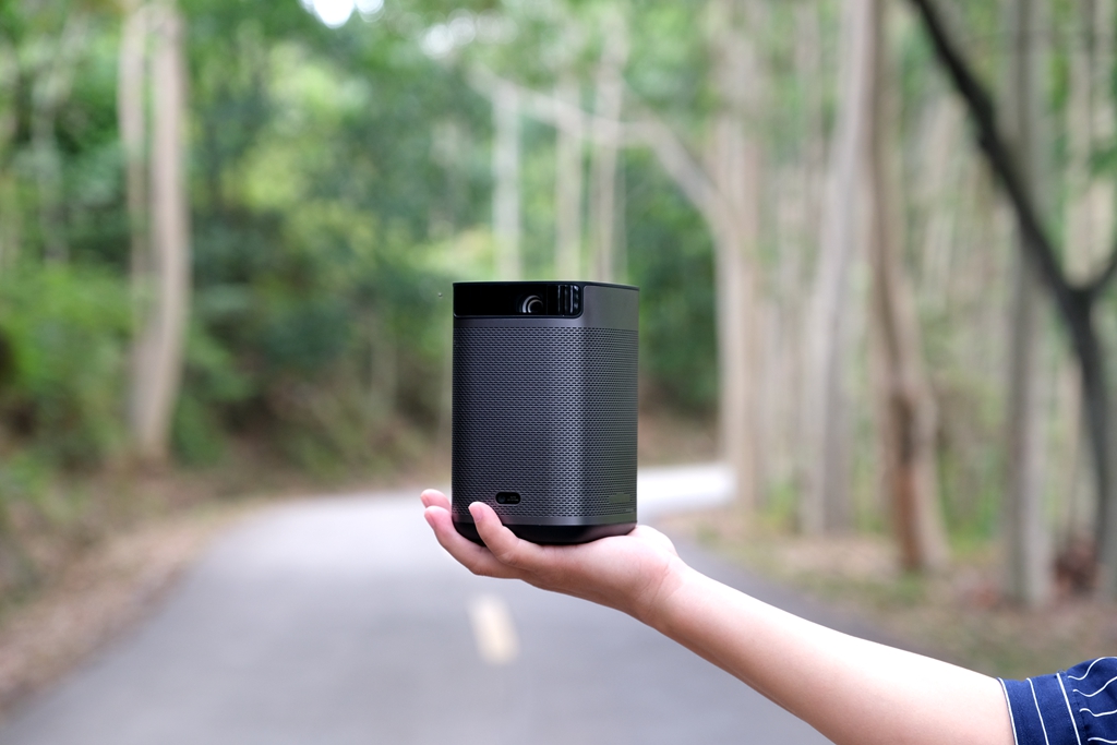 极米Play超悦版投影仪，内置大容量电池，解决户外使用的痛点