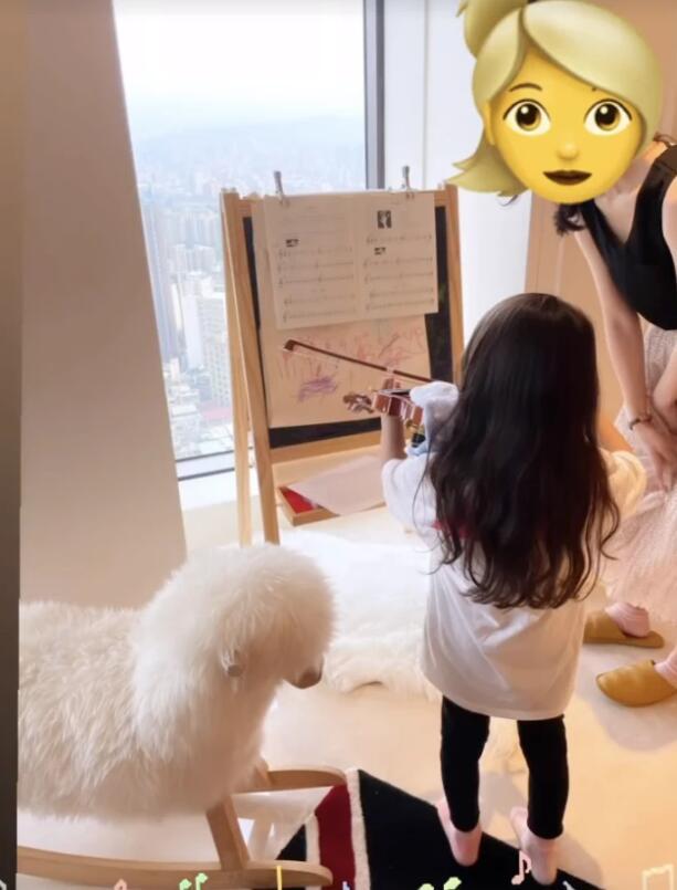 周杰伦儿子惹妈妈生气，昆凌劝自己放平情绪，母子俩攀爬画面温馨
