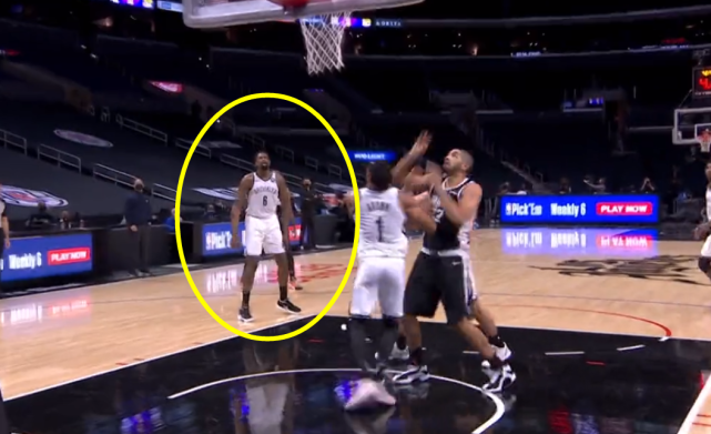 扎心！篮网内线被抢爆，昔日一阵中锋却站着不