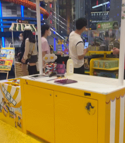 田亮一家在商场被偶遇，森碟个头高略微驼背，小亮仔爱吃糖豆