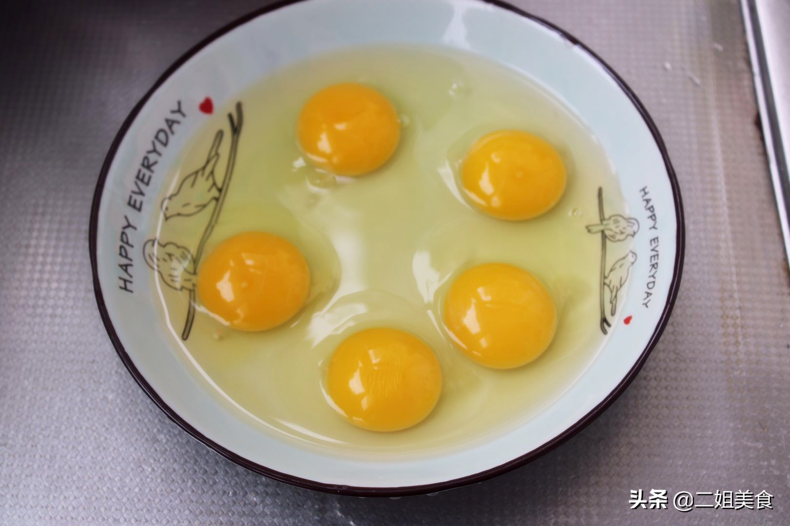 水煮荷包蛋，水开下锅煮是错的！大厨教您一个妙招，不散花还完整