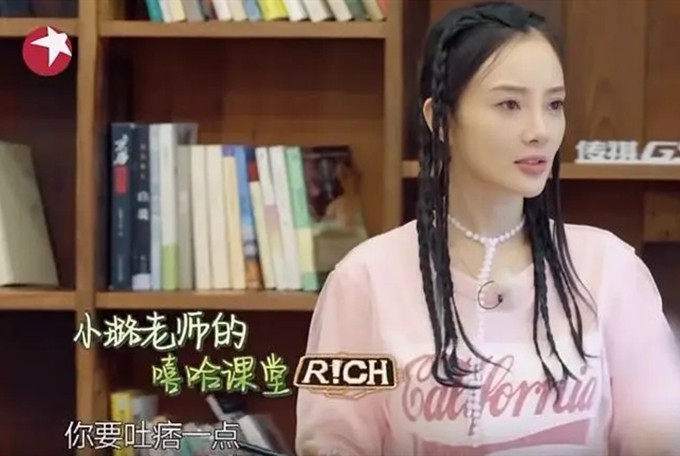 李小璐近照被曝出，颜值与以前差异大，皮肤黝黑面部僵硬