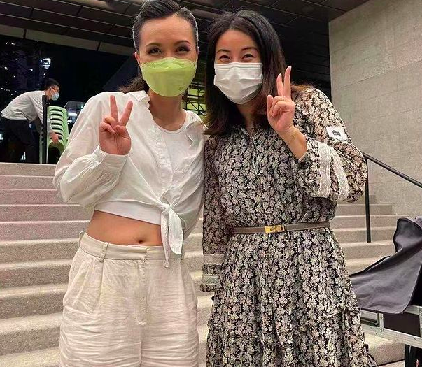 郭晶晶變化大，陪霍啟剛出門穿連衣裙，與女明星同框氣場強又親和