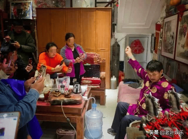 草根明星“大衣哥”忍讓9年，一次性討回，出手?jǐn)財(cái)啻迕褙?cái)路