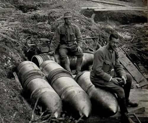 420毫米榴弹炮有多大？一枚炮弹重达一吨，光人力根本抬不动