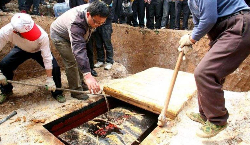 北京发现李莲英墓穴，报废3把铁锤打开，开棺后