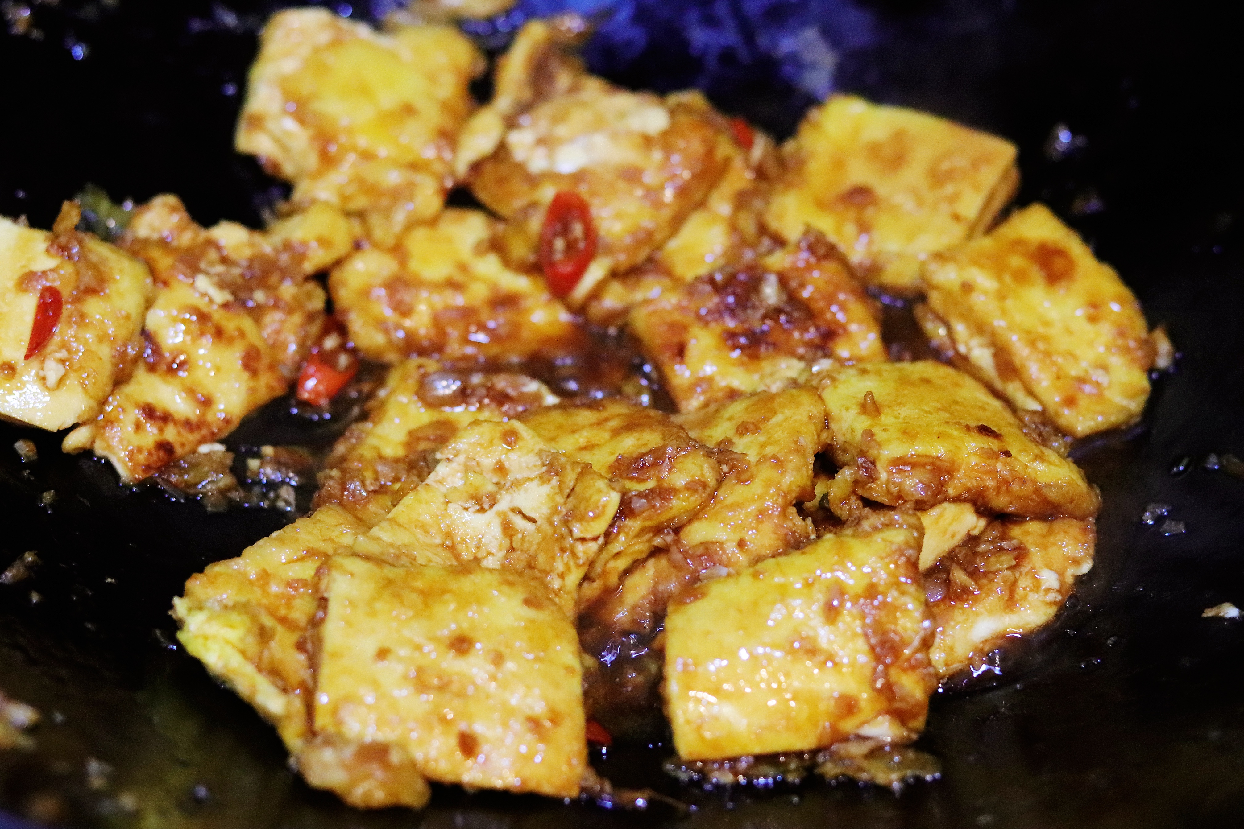 煎豆腐時，直接下鍋煎容易碎？ 多做1步驟，豆腐完整不碎還更入味