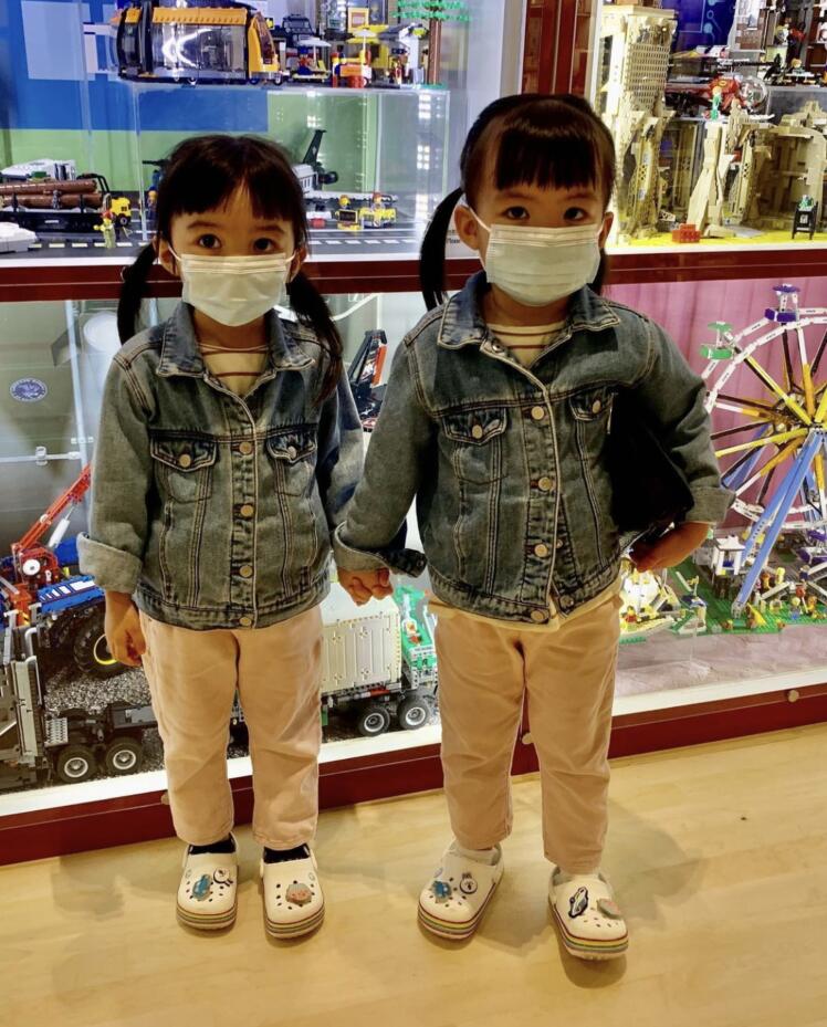 熊黛林郭可頌結婚四年，懷抱雙胞胎女兒畫面有愛，甜蜜互動表思念