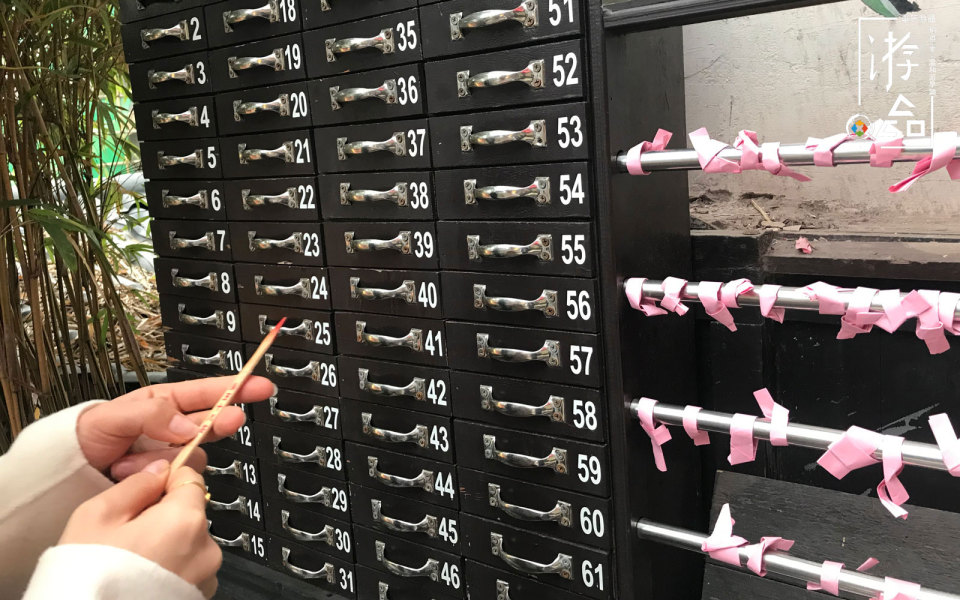 重庆磁器口“全自动算命机器”，随缘给钱，人气居高不下