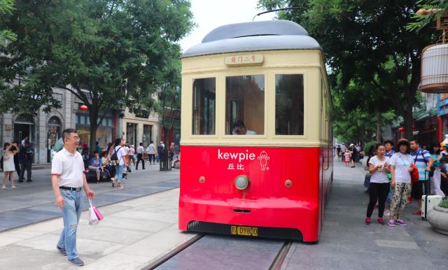 北京前门大街，游客人山人海，全聚德等多家老字号最抢眼