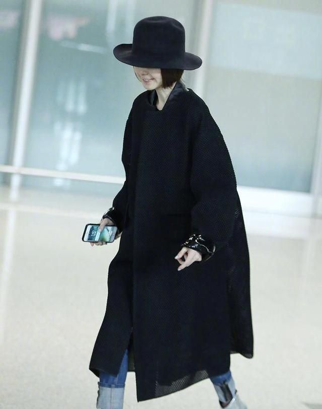鲁豫机场惊现“女巫”造型，穿斗篷式外套配小礼帽，神秘又时髦