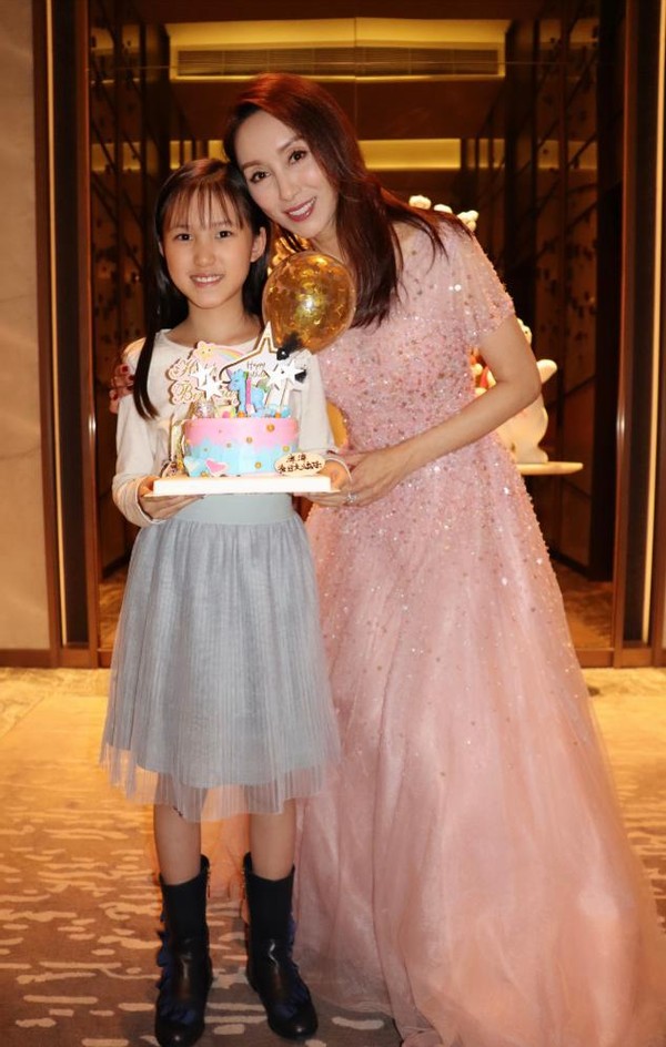 郭可盈三姐弟罕見同框，小妹罕露面，剪寸頭似男生顏值差別太大