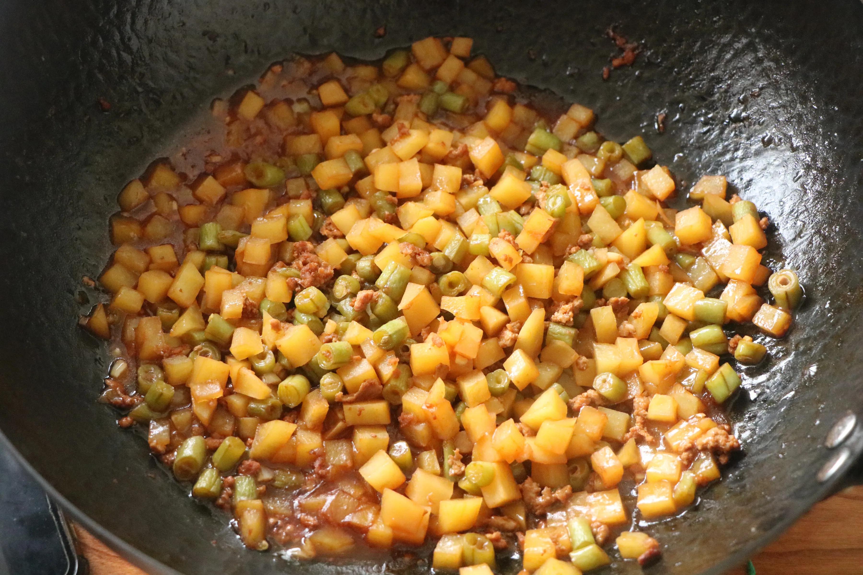 夏天就愛吃這樣的下飯菜，簡單好做，醬香濃郁，吃多少次都不膩