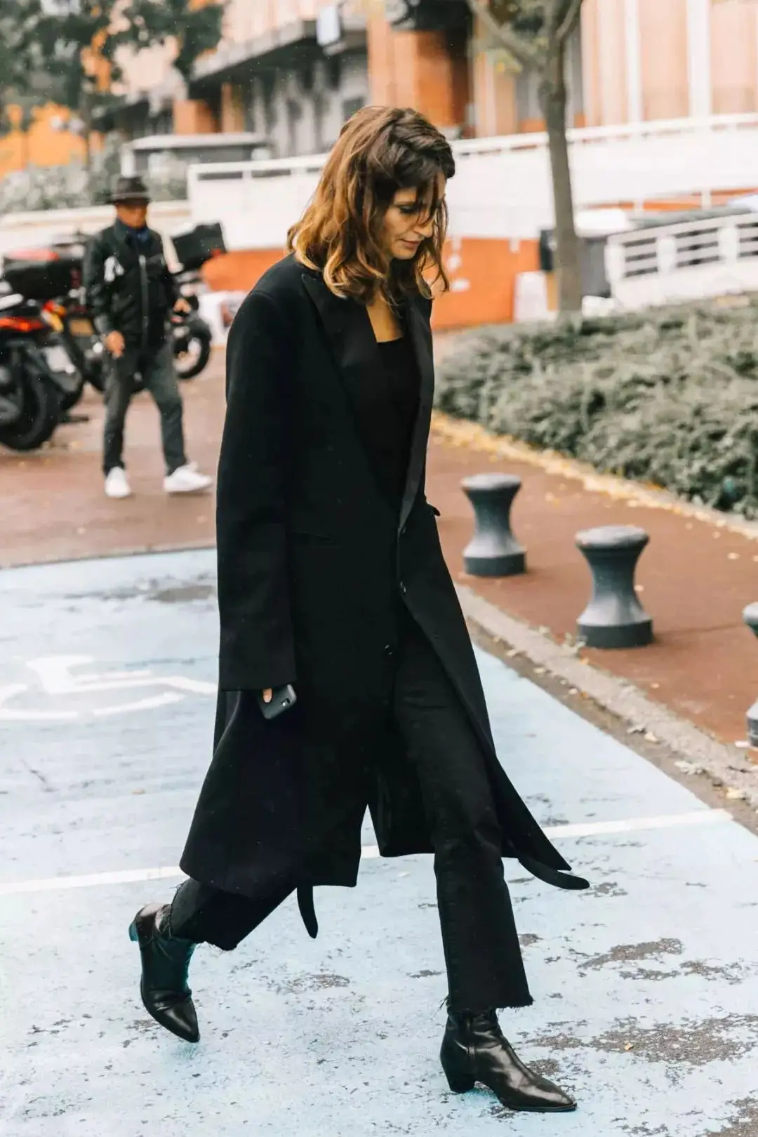 何洁早该这么穿了，一身黑色Look配脏辫“A爆”，