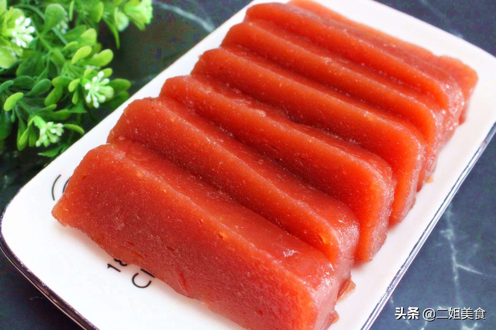 秋天山楂便宜，买几斤在家做山楂糕，酸甜可口，不用出去买