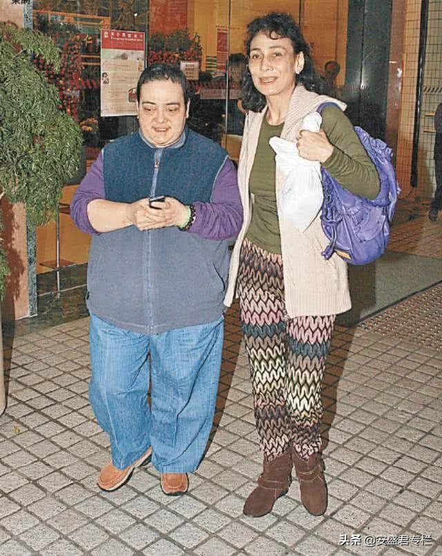 赌王何鸿燊大儿子和小儿子相差49岁，儿子里最像