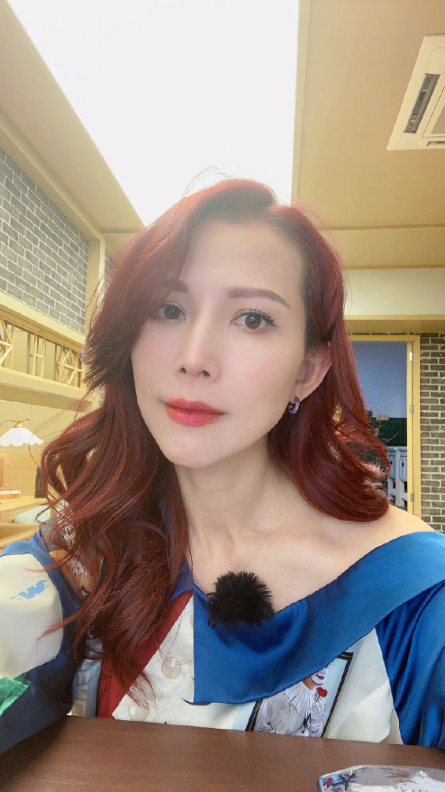 蔡少芬曬懟臉拍鎖骨搶鏡，在線詢問早起嘴腫原因，被侃：張晉親的