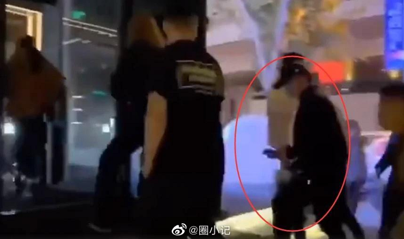 苗苗首曬一家三口，產後恢復螞蟻腰筷子腿，鄭愷帶妻女出門放風
