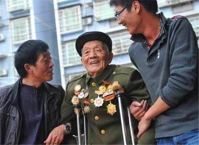 战斗英雄柴云振失踪33年，中央登报寻找，邓小平：必须找到他