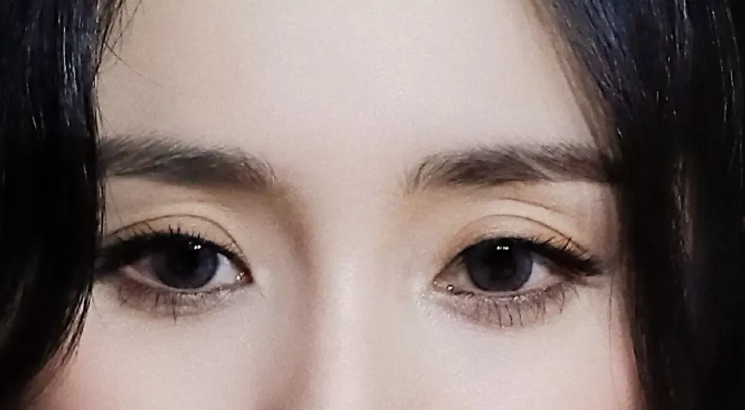 杨幂活动生图被扒，脸部岁月感明显，34岁还能卖少女感多久？
