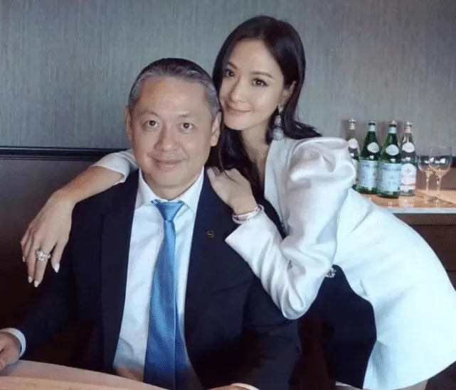 13岁就被富豪看上，花了6年终于追到手，婚后劳