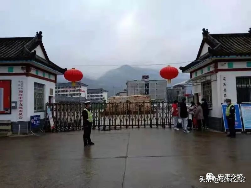 【开学季】安康交警护学岗为中小学生护航