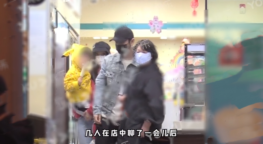 黄晓明一家三口罕见同框，带小海绵看病后买雪糕，画面幸福温馨