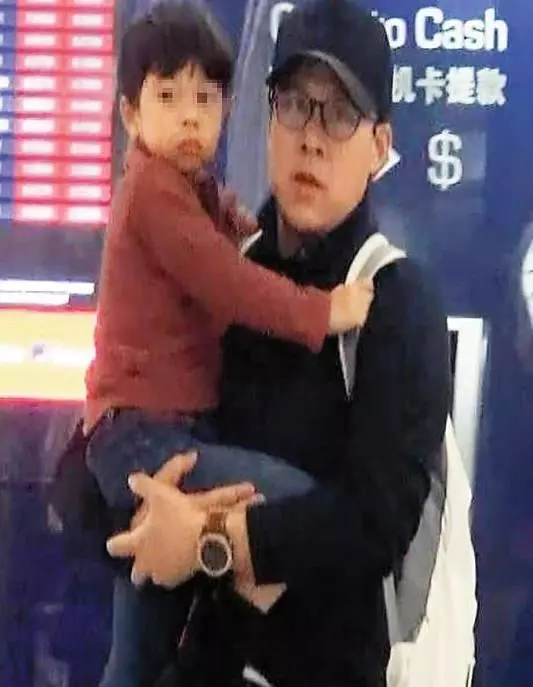 郭晶晶一家一如既往地低调出国旅游，全程无保