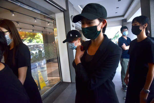黄鸿升追悼会现场：女友情绪几近崩溃，张钧甯贾静雯曹格哀伤落泪