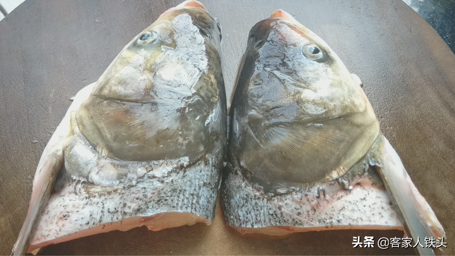 客家油豆腐配上1个鱼头，一道费饭菜做法，又香又滑闻到都流口水