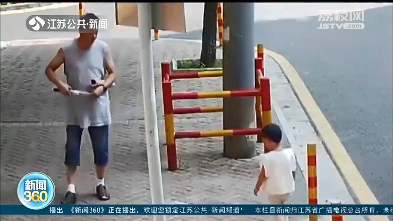 爸爸哄孩子睡觉自己却先睡着 两岁女童光脚走在大街上