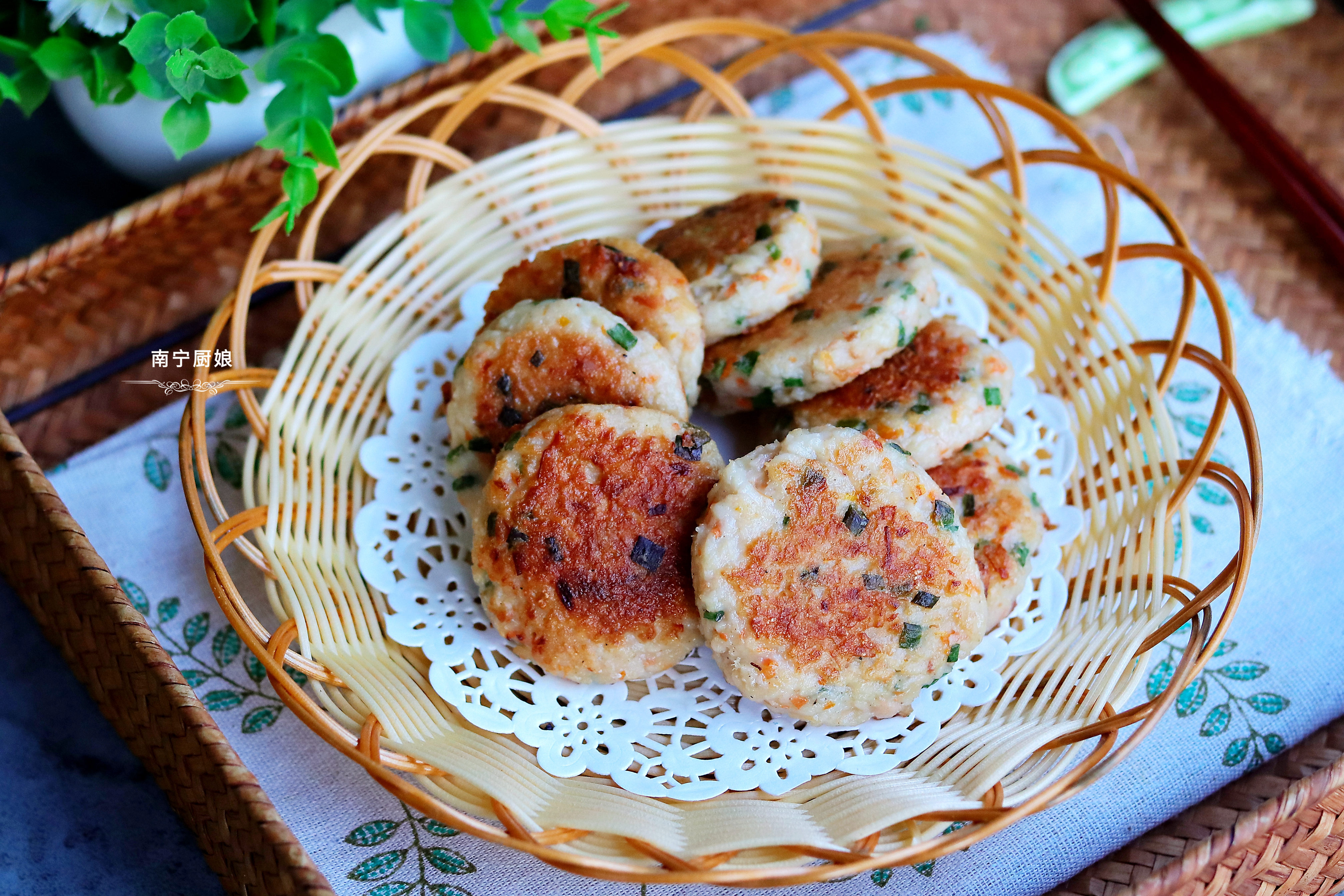 莲藕的最新吃法，不炖不炒，加入鸡蛋面粉拌一拌，出锅家人抢着吃