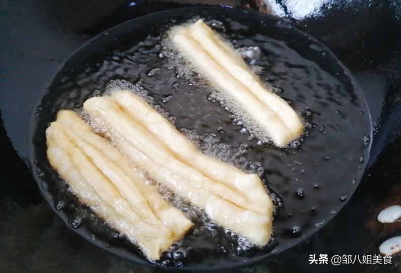 原来炸油条很简单，想吃就做，个个空心蓬松，金黄酥脆，教您方法