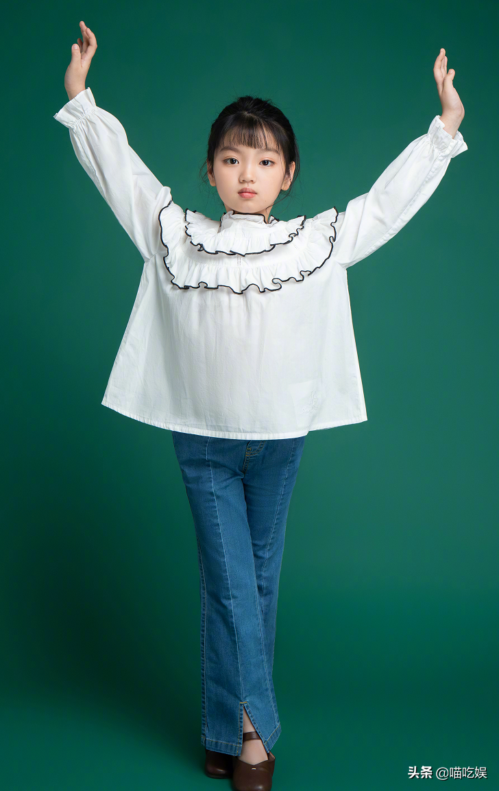 8歲阿拉蕾頂濃妝自拍，五官精緻沒長殘，卻被網友調侃撞臉喬欣