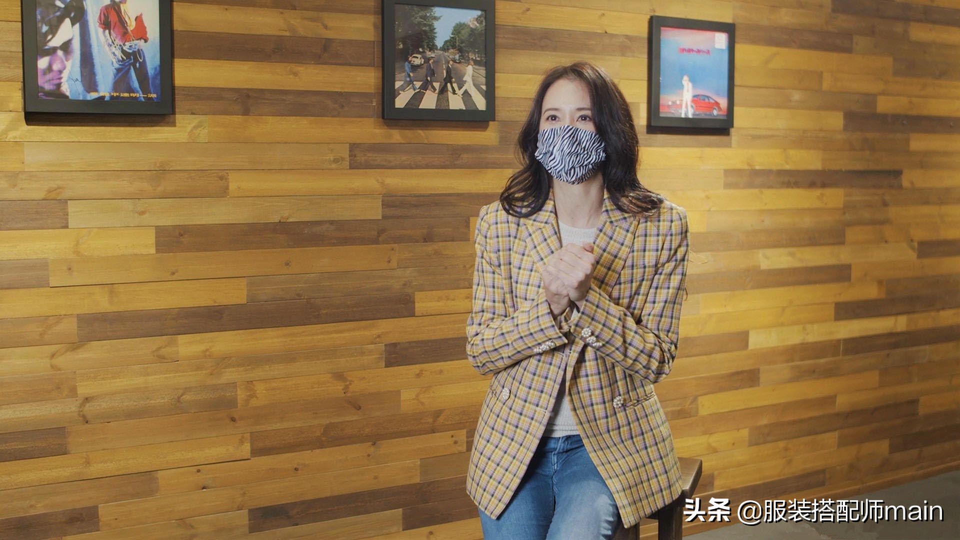 莫文蔚不是装嫩是真嫩，格子西装牛仔裤清新脱俗，看着顶多30岁