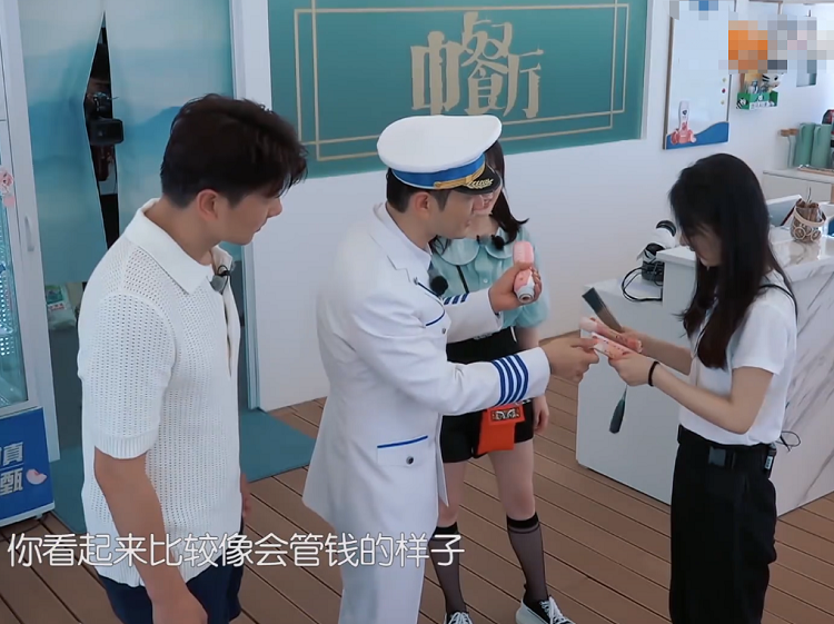 赵丽颖怕啥来啥，在路上刚说完不会算账，黄晓