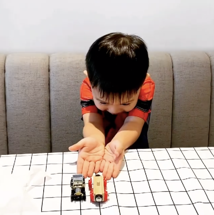 胡杏兒老公曬長子變魔術，奕霆戲精上身超愛演，大眼睛靈動顏值高