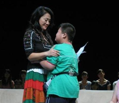著名女演员因拍戏导致儿子天生残疾，一米八身高智商只有4至6岁