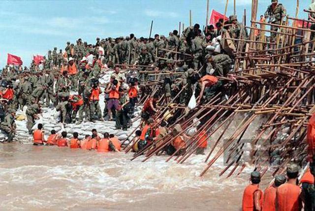 98年九江抗洪纪实，将军一声令下，三个团长带头