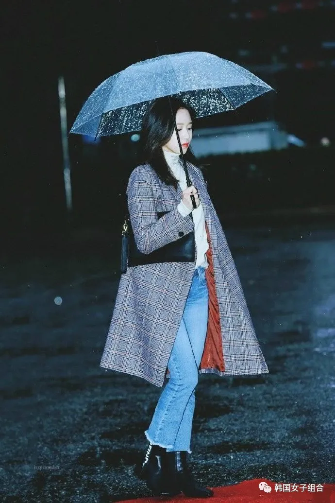 只是在下雨天撑了一把伞的这位女团爱豆,淡雅又有氛围感