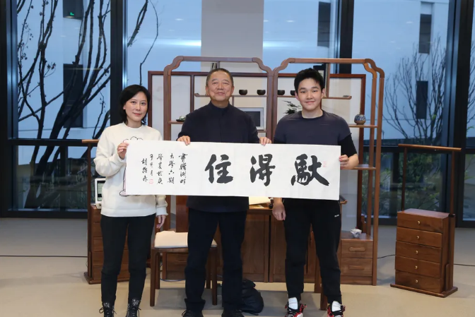 湖畔大学，老胡谈从商之道，送学员三个字“驮