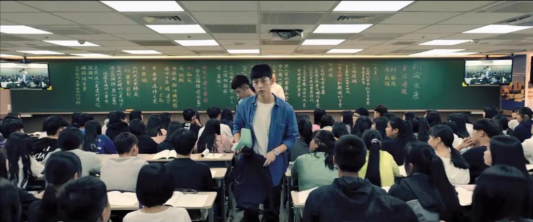 小儿子伤人入狱，大儿子跳楼自杀，这部电影里