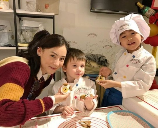 张柏芝罕见晒娃，目送11岁儿子上学并索吻，拍摄角度引网友关心