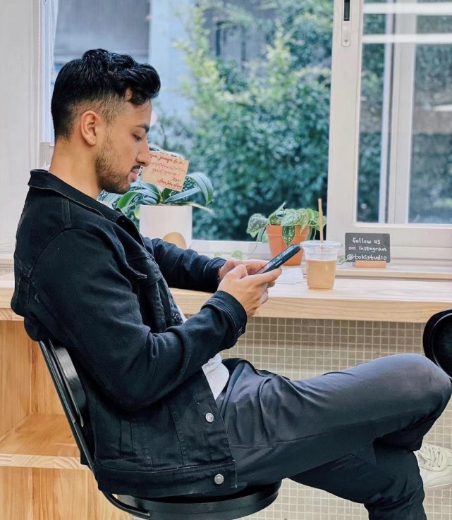 鄭嘉穎幼子正面曝光，帥氣得驚艷，沒有遺傳媽媽跟舅舅的印度長相