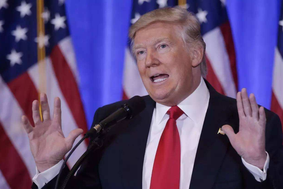 一切安好？示威群众白宫前放置装尸袋：特朗普说谎了，人们死了